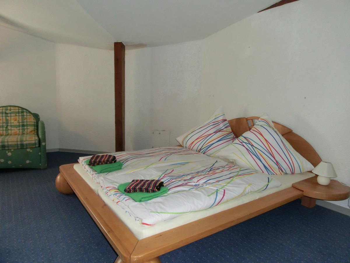 Domane Neu Gaarz Hostel Rum bild